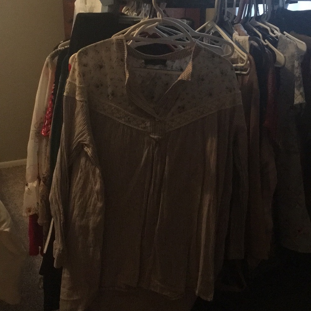Long sleeve frilly blouse